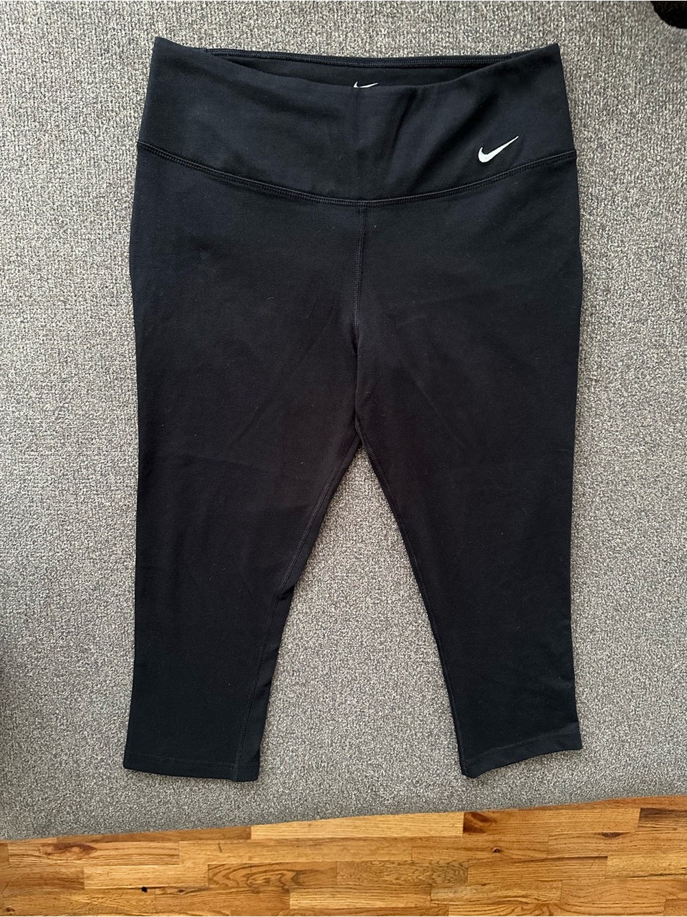 Nike Dri-Fit women’s medium Capri performance Leggings - Stretch Activewear